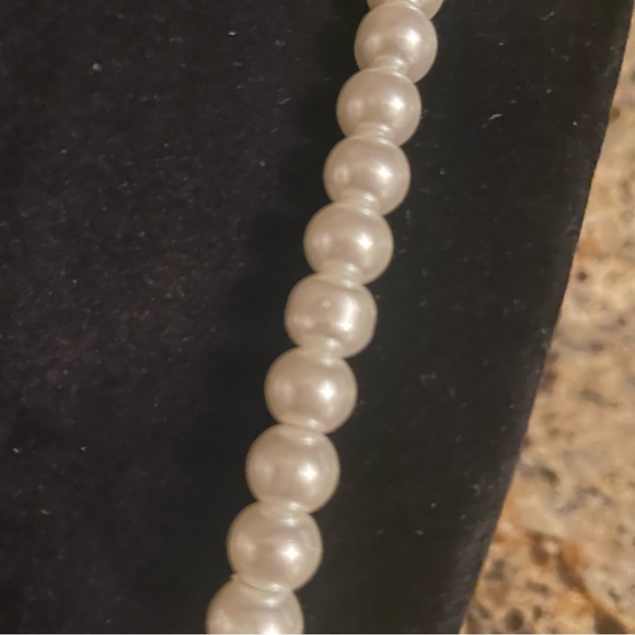 Pearl single strand faux pearl necklace claw clasp 20” L - Picture 4 of 4
